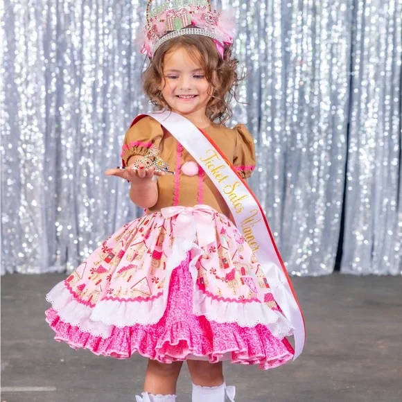 Christmas OOC pink gingerbread - Picture 2 of 4